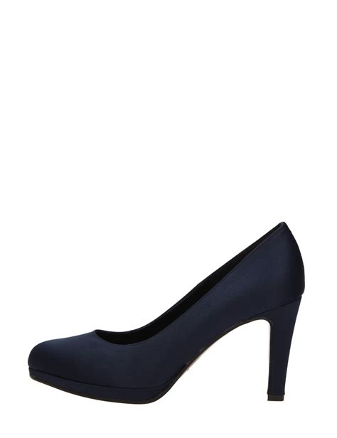 scarpe donna eleganti blu chanel con frangia|Moda Estate 2023: le scarpe eleganti Chanel di Claudia Schiffer.